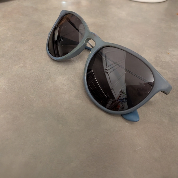 - Ray-Ban Sunglasses - Picture 2 of 7